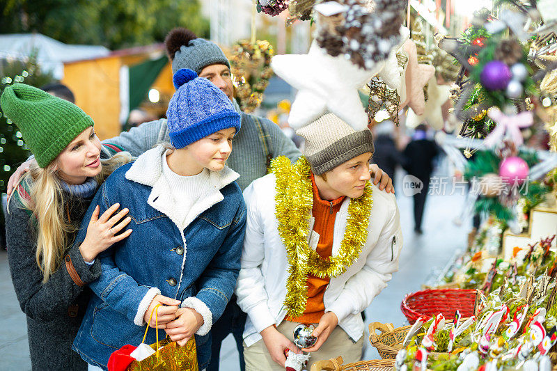 Family with two teenagers having fun on Christmas market ÑÑ Ð²ÑÐ½